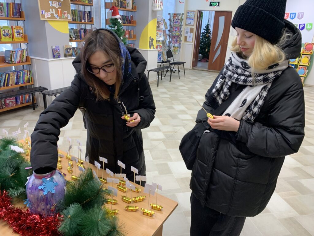 Угадай радужную. Мемы про радугу. Угадай радужную. Глаза и разноцветный свет. Смайлики на фоне радуги.